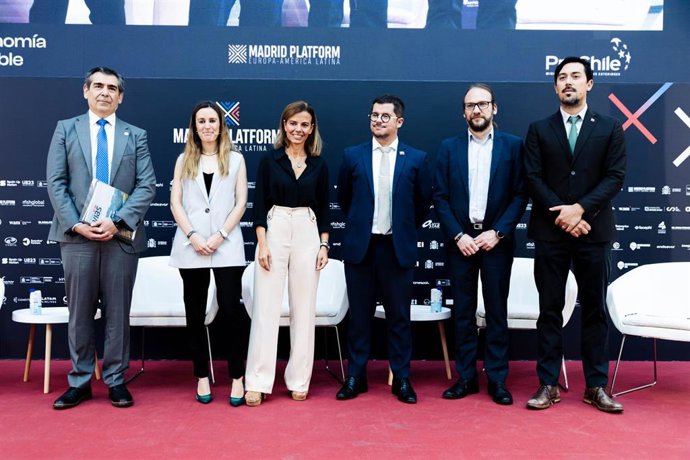 Ponentes de la mesa redonda 'Chile, modelo de economía innovadora y sostenible', moderada por la directora de Desarrollo de Negocio y RRII de Europa Press, Candelas Martín de Cabiedes, en el marco de la primera jornada del 'Madrid Platform'