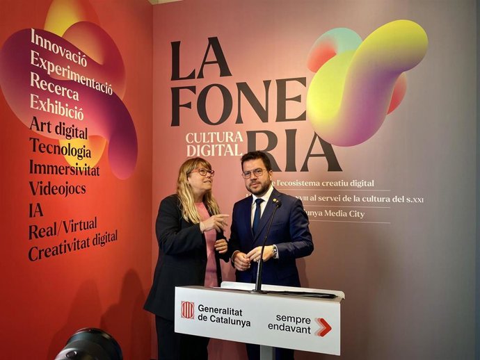 La consellera de Cultura, Natlia Garriga, y el presidente de la Generalitat, Pere Aragons, en la presentación del nuevo centro de cultura digital que albergará la Antigua Foneria de Barcelona