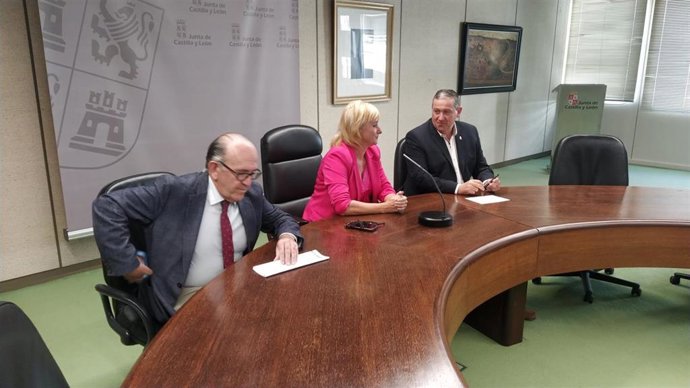 El director general de Infraestructuras y Sostenibilidad Ambiental, José Manuel Jiménez; la delegada territorial de la Junta en Zamora, Leticia García; y el presidente de la Diputación de Zamora, Javier Faúndez.