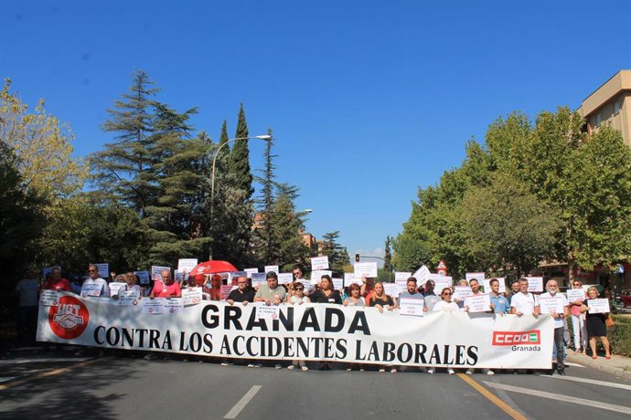 Concentración tras una muerte en accidente laboral en Ogíjares