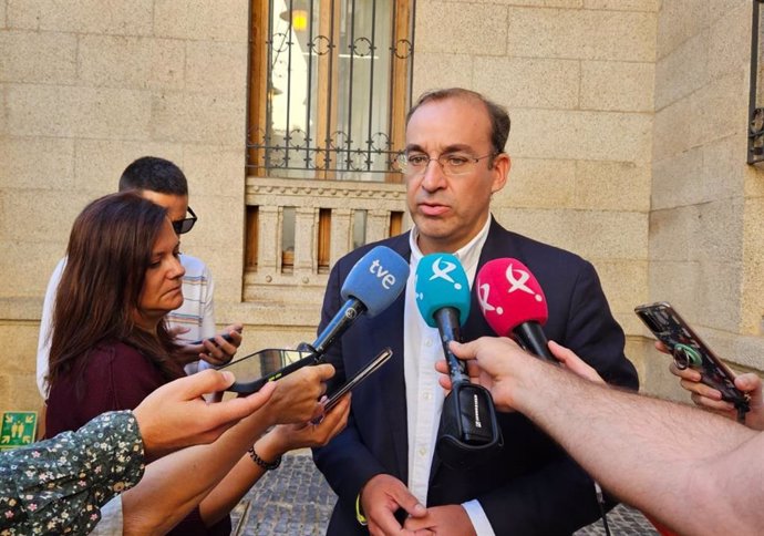 El alcalde de Cáceres, Rafael Mateos, atiende a los medios de comunicación