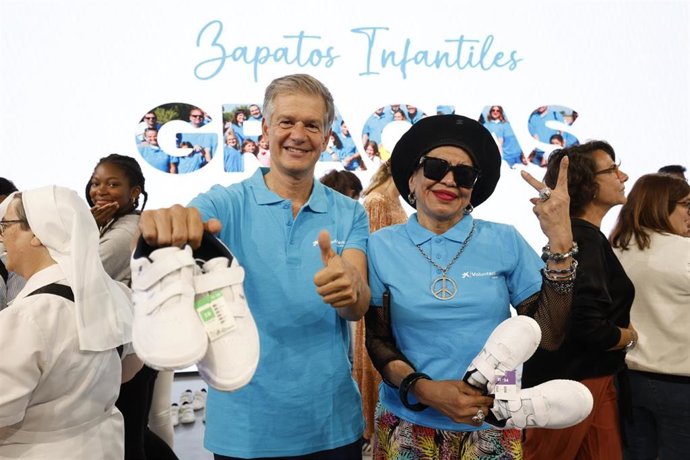 Xicu Costa, director territorial de CaixaBank en Madrid, con beneficiaria Zapatos Nuevos