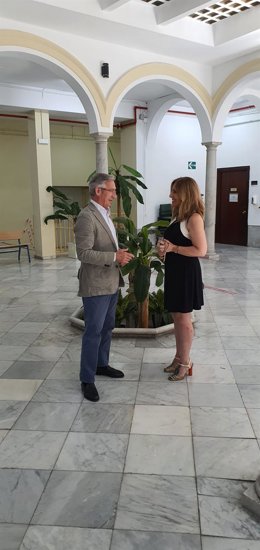 El delegado de Educación en Sevilla, Miguel Araúz, durante su visita al Conservatorio Cristóbal de Morales.