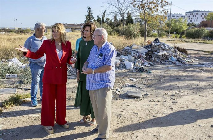 La alcaldesa de Huelva, Pilar Miranda, durante su visita a la barriada de Marismas del Odiel.