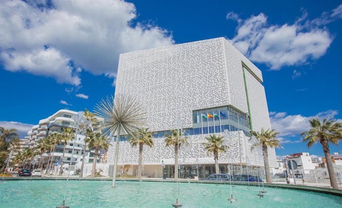 Archivo - Fachada del Ayuntamiento de Estepona