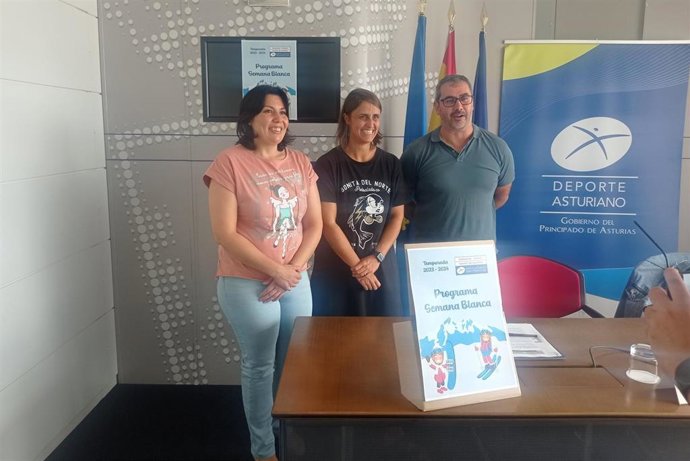 De izquierda a derecha, Laura Delgado, responsable de atención al cliente de la Estación Invernal Fuentes de Invierno; La directora general de Actividad Física y Deporte, Manuela Fernández,y Javier Martínez, director de la Estación Invernal