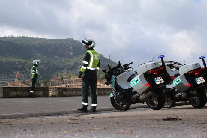 Archivo - Motoristas de la Guardia Civil en Mallorca
