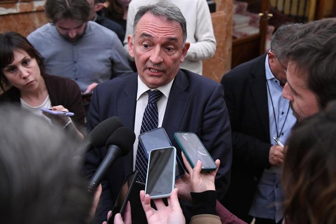 Archivo - El portavoz adjunto de UP, Enrique Santiago, atiende a medios durante una sesión plenaria, a 14 de marzo de 2023, en Madrid (España).