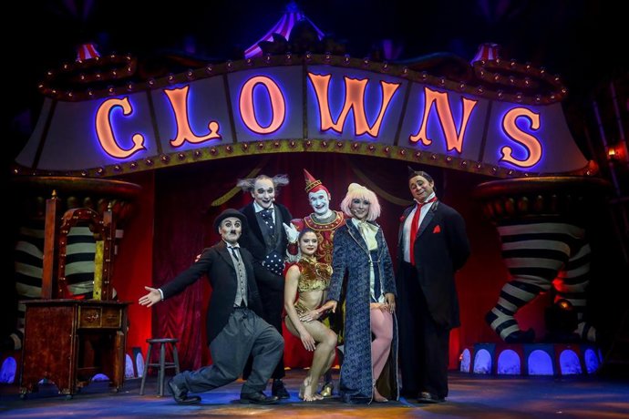 Archivo - Los artistas del espectáculo Clowns, posan después de un pase gráfico en el Teatro Circo Price de Madrid, a 26 de mayo de 2021