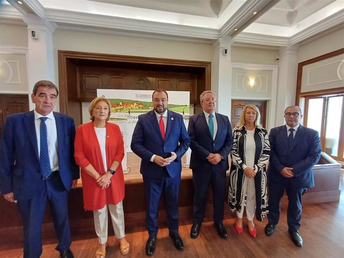 El presidente del Principado de Asturias, Adrián Barbón, entre otras autoridades, antes de su intervención en el Club de Regatas de Gijón.