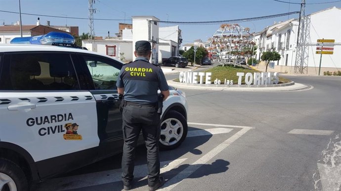 Archivo - Una patrulla de la Guardia Civil en Cañete de las Torres