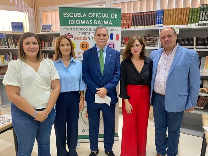El delegado territorial de Desarrollo Educativo y FP y de Universidad, Investigación e Innovación de la Junta de Andalucía, José Francisco Viso, en su visita a Palma del Río.