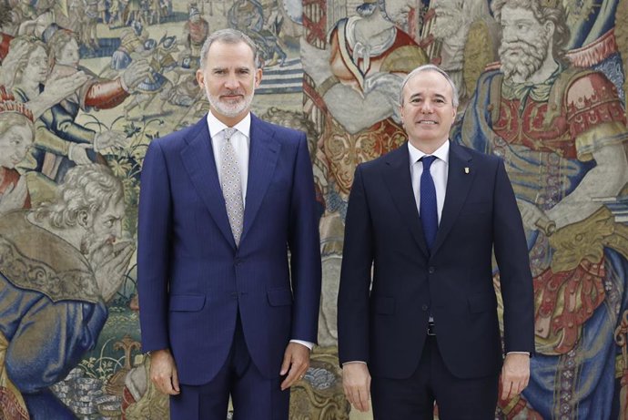 Su Majestad el Rey, Felipe VI, y el presidente del Gobierno de Aragón, Jorge Azcón.