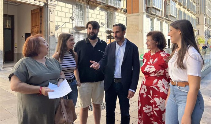 Daniel Pérez, secretario general del PSOE de Málaga, junto a afectados por retrasos en el Bono Alquiler Joven