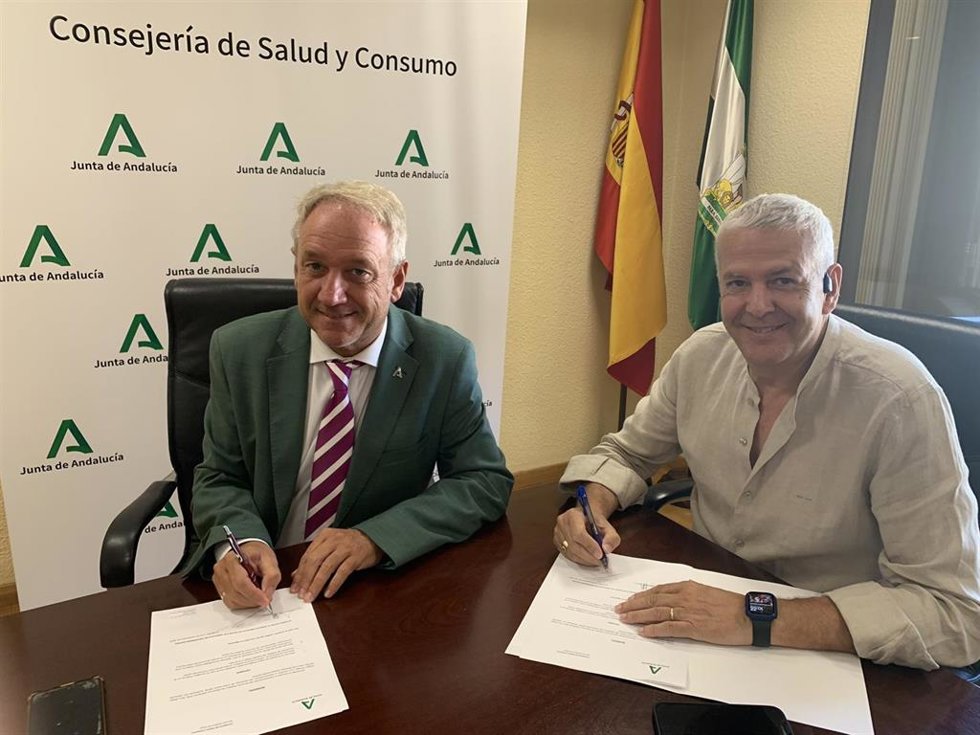 El gerente del SAS, Diego Vargas, y el secretario general de Satse en Andalucía, José Sánchez, firman el acuerdo.