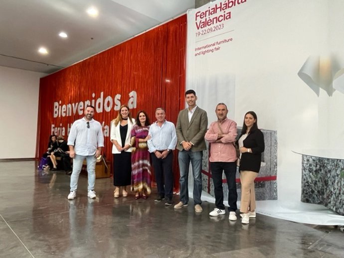 La Diputación de Huelva, a través del servicio de Huelva Empresa, ha hecho posible la presencia de tres empresas de muebles de Valverde del Camino en la Feria Internacional del Mueble e Iluminación de Valencia, Hábitat 2023.