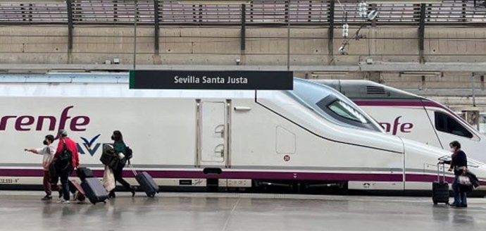 Archivo - Renfe incorpora dos trenes AVE más entre Madrid y Sevilla a partir del 23 de enero.