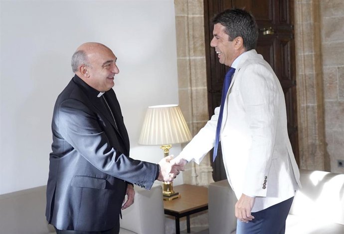 El Arzobispo de Valencia mantiene el primer encuentro institucional con el 'president' de la Generalitat, Carlos Mazón