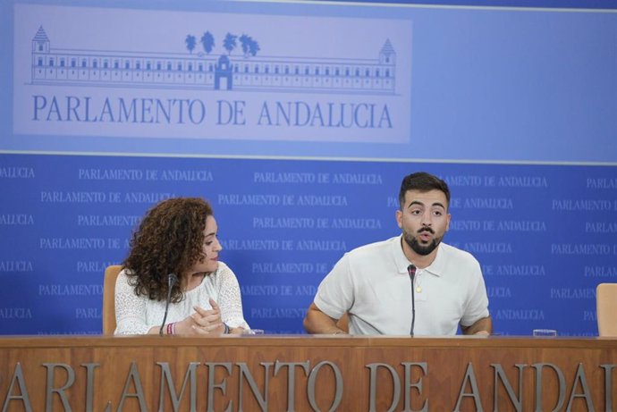 El parlamentario de Por Andalucía y miembro de Podemos, José Manuel Gómez Jurado, este miércoles en rueda de prensa junto a la portavoz del grupo, Inmaculada Nieto.