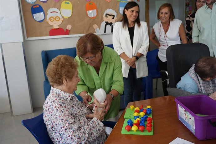 La delegada de Inclusión Social, Juventud, Familias e Igualdad de la Junta, Dolores Sánchez, y la delegada de Empleo, Empresa y Trabajo Autónomo, María Dolores Gálvez, visitan la Asociación Alzheimer de La Rambla.