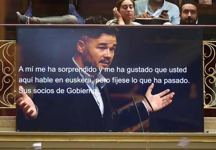 El portavoz de ERC en el Congreso, Gabriel Rufián, interviene en el Pleno con la traducción sumultánea 