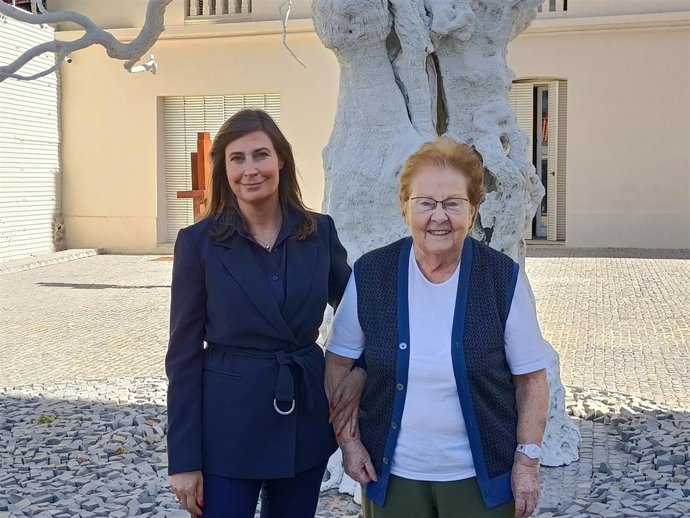 La directora del Museo Helga de Alvear de Cáceres, Sandra Guimares , y Helga de Alvear