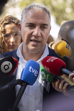 El coordinador General del Partido Popular, Elías Bendodo, ofrece declaraciones en su visita al World Paella Day, en la plaza del Ayuntamiento, a 20 de septiembre de 2023, en Valencia,