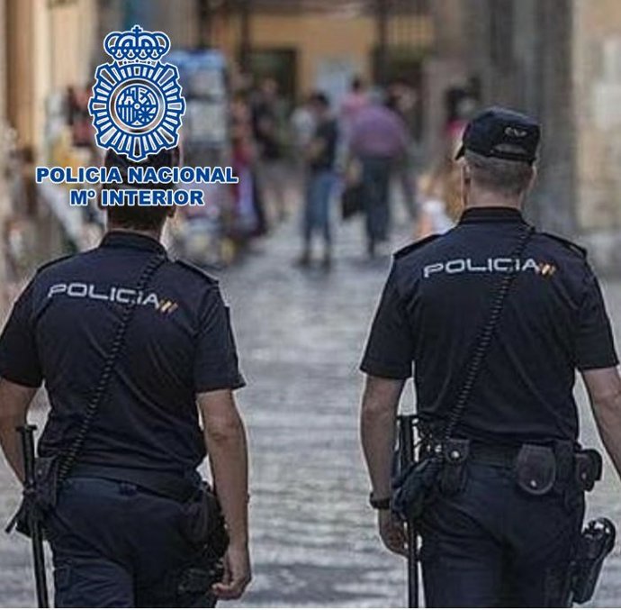 Dos agentes de la Policía Nacional en Granada