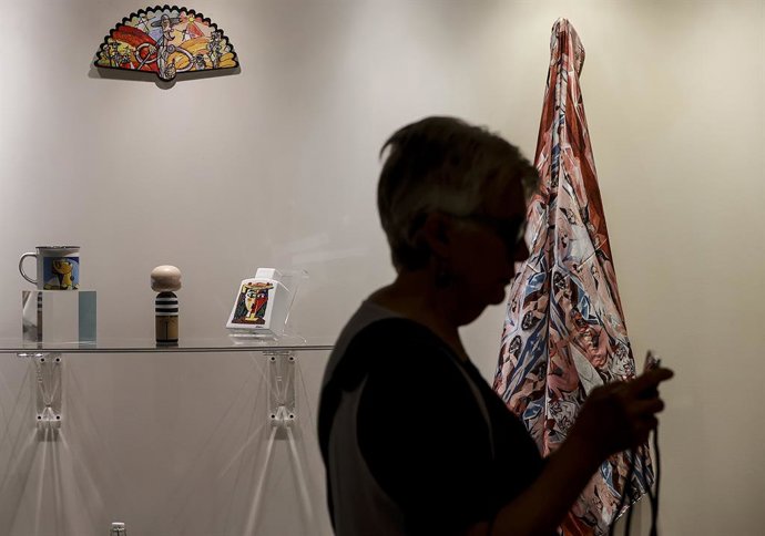 Una visitante en  la exposición Proyecto Expositivo Picasso 2023. Rogelio López Cuenca