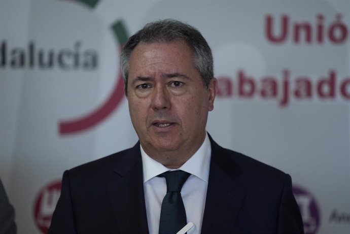 El secretario general del PSOE-A, Juan Espadas, atiende a los medios en la sede de UGT-A en Sevilla. (Foto de archivo).