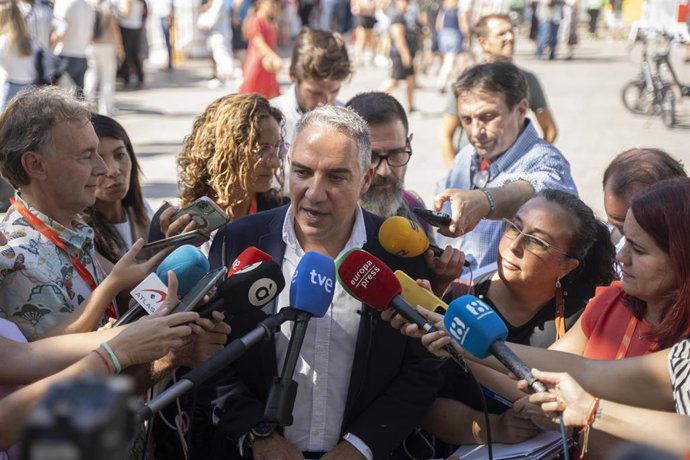 El coordinador General del Partido Popular, Elías Bendodo, ofrece declaraciones en su visita al World Paella Day