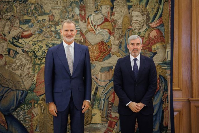El Rey Felipe VI (i) y el presidente de Canarias, Fernando Clavijo (d), posan en el Palacio de la Zarzuela, a 20 de septiembre de 2023, en Madrid (España). Clavijo recuperó el pasado mes de julio la presidencia de Canarias después de cuatro años en la o