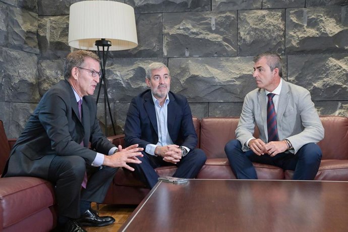 (I-D) El presidente del PP, Alberto Núñez Feijóo; el presidente del Gobierno de Canarias y líder de Coalición Canaria (CC), Fernando Clavijo y el vicepresidente del Gobierno y presidente del PP de Canarias, Manuel Domínguez, durante una reunión en la se