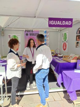 El alcalde de Logroño, Conrado Escobar, en el Punto Violeta de la Plaza del Mercado junto a la concejala Celia Sanz