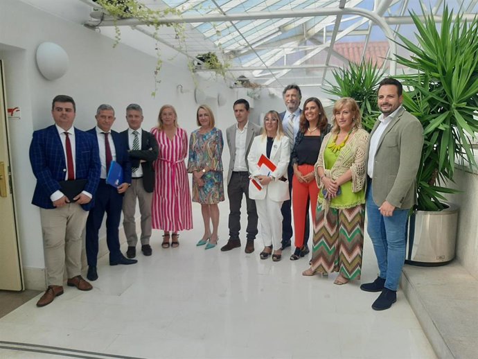 La fiscal superior de Cantabria, Pilar Jiménez, junto a diputados de la Comisión de Justicia del Parlamento y su presidenta, María José González Revuelta, antes de presentar la Memoria de la Fiscalía 2022