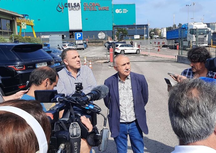 El secretario general de UGT, Pepe Álvarez, y su homólogo en Cantabria, Mariano Carmona, visitan las instalaciones de GSW