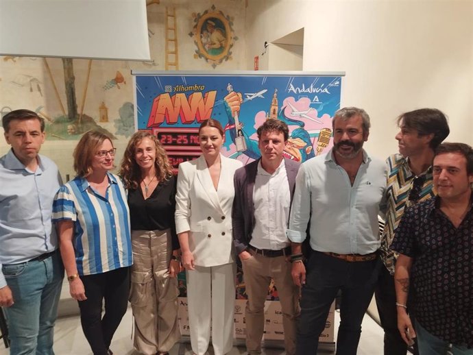La delegada municipal de Cultura, en el centro, en la presentación del 'Alhambra Monkey Week'.