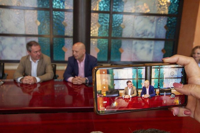 El secretario general del PSOE-A, Juan Espadas, y el alcalde de Dos Hermanas, Francisco Rodríguez.