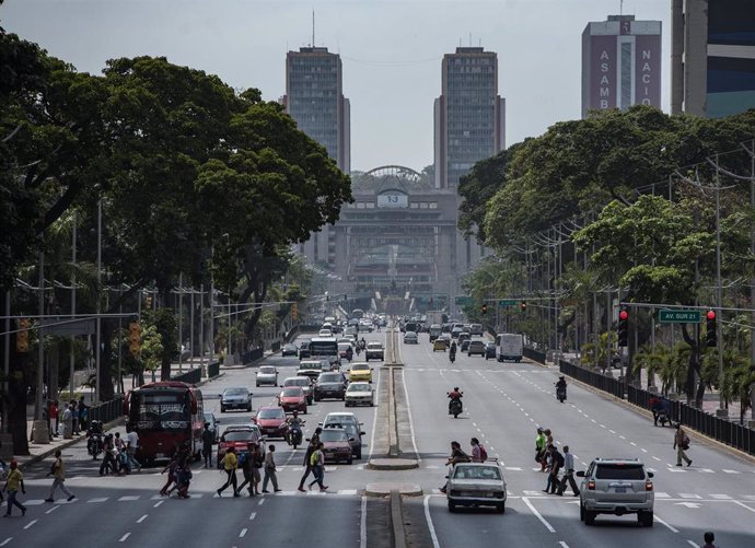 Vehículos en una autopista de Caracas (Venezuela)