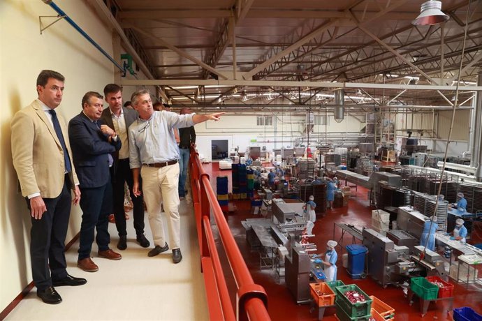 El presidente de la Diputación de Sevilla, Javier Fernández, segundo por la derecha, en la visita a la fábrica de mantecados La Estepeña.