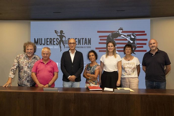 El director general de Cultura, Juan Antonio González, presenta el ciclo Mujeres que cuentan de Ábrego Teatro.