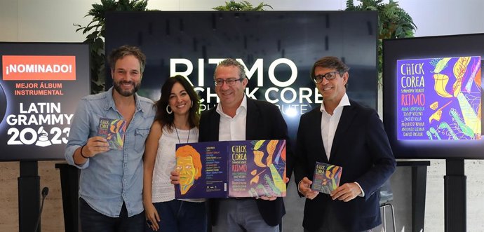 El presidente de la Diputación de Alicante, Toni Pérez, el diputado de Cultura, Juan de Dios Navarro, y el director titular de ADDA Simfnica, Josep Vicent, tras la nominación de la orquesta y de su director titular a los Premios Grammy Latinos 2023.