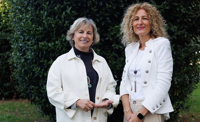 De izda. A dcha., Blanca Marín y Cristina García Vivar, en el exterior del edificio de Ciencias de la Salud de la UPNA.