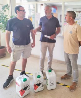 Reparto de productos desinfectantes entre los ganaderos de Hazas