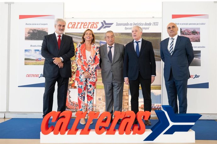 El consejero de Fomento, Octavio López, y la alcaldesa de Zaragoza, Natalia Chueca, han asistido al acto de celebración del 90 aniversario del Grupo Carreras.