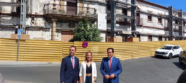 De izquierda a derecha, el delegado territorial de Justicia, Javier Millán; la alcaldesa de Alcalá, Ana Isabel Jiménez, y el consejero de Justicia, José Antonio Nieto.