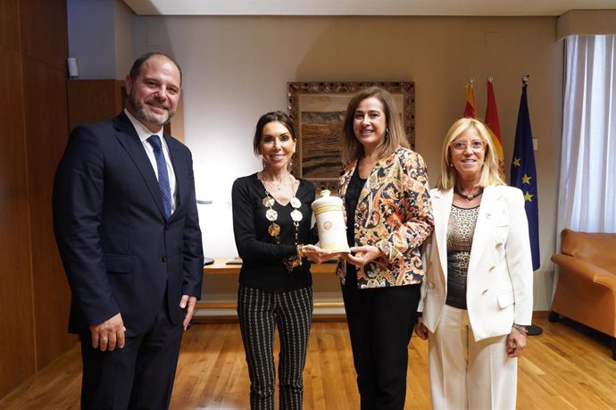 La presidenta de las Cortes, Marta Fernández, se ha reunido con una delegación del Colegio Oficial de Farmacéuticos de Aragón.