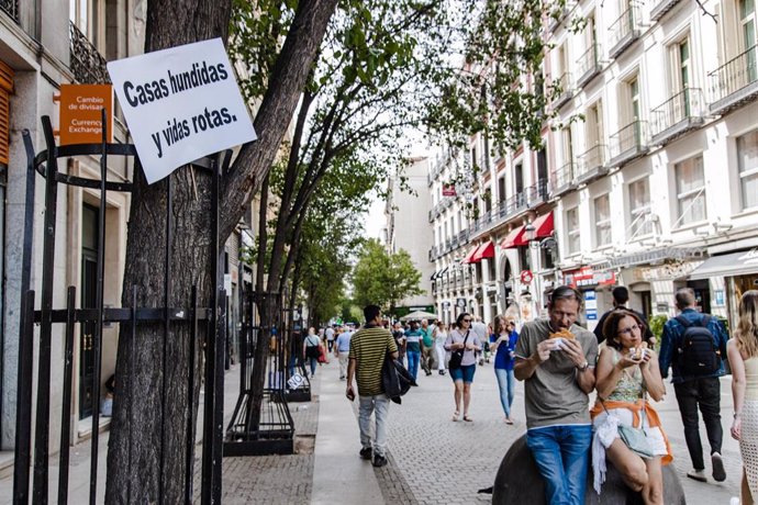 Archivo - Un cartel durante una manifestación de los afectados por la obras en la Línea 7B de Metro 