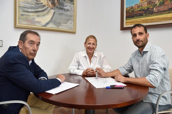 De izda  a dcha, José Luis Palacios, Yolanda de Gregorio y Enrique Rubio en una reunión de trabajo en Berlanga de Duero.
