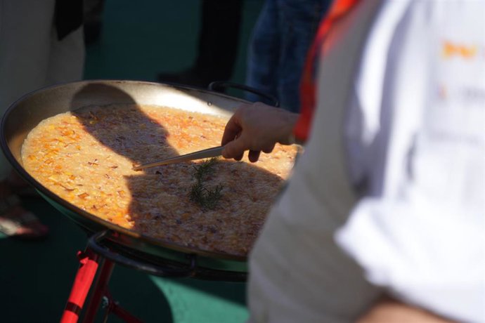 Un hombre cocina durante el World Paella Day, en la plaza del Ayuntamiento, a 20 de septiembre de 2023, en Valencia, Comunidad Valenciana (España). Uno de los eventos que tienen lugar en el Día Internacional de la Paella es la World Paella Day Cup.